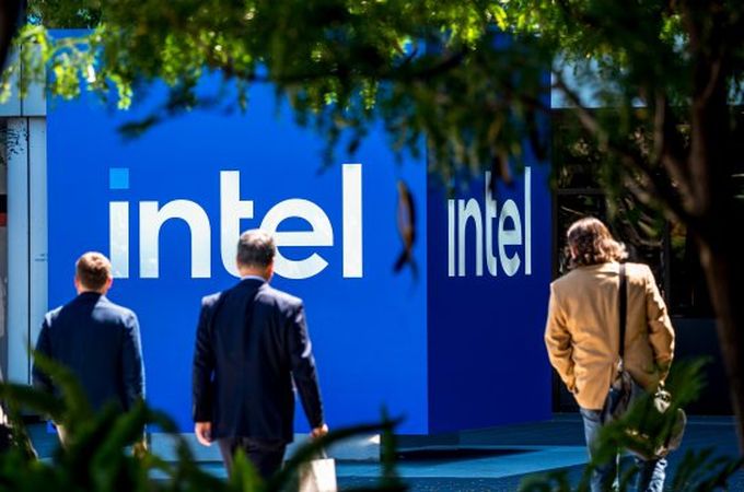 САЩ обмислят дял в Intel срещу субсидии по Закона за чиповете