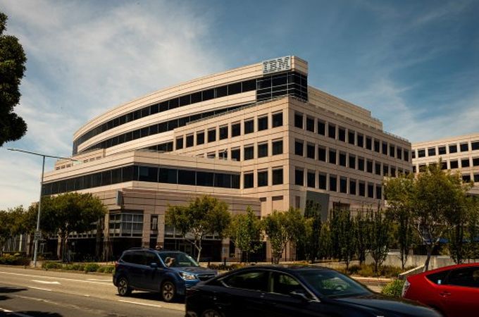 IBM отчита разочароващи приходи от софтуер, инвеститорите реагират