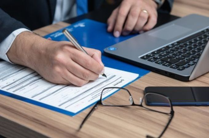 Производството в бизнес услугите отчита спад през август