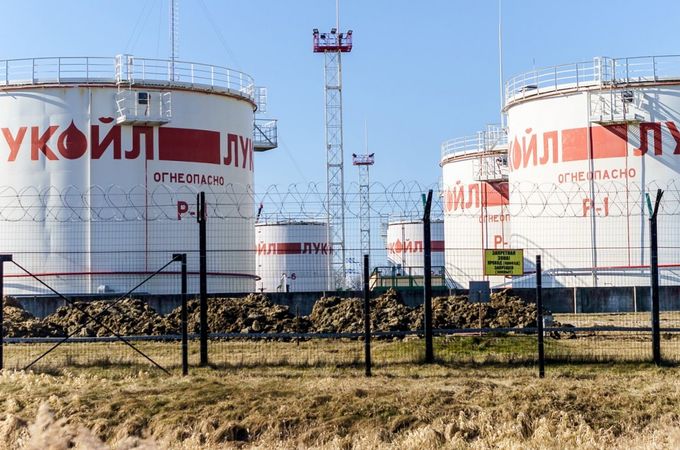 Великобритания облекчава санкциите за "Лукойл" в България