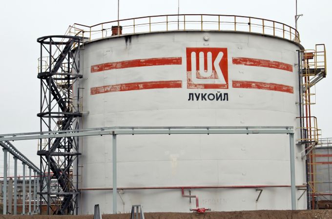 Дерогации за "Лукойл" в България: Позволени трансакции до април 2026 г.