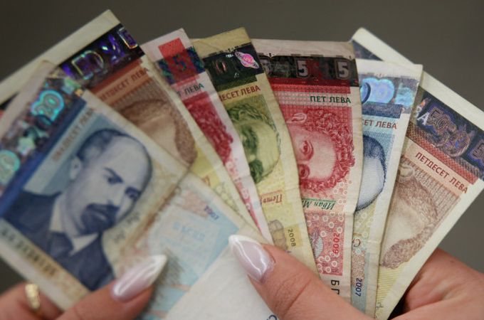 Държавата плаща повече: Служителите печелят над частния сектор