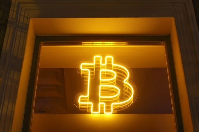 Биткойнът в режим на свободно падане: Инвеститорите очакват още загуби