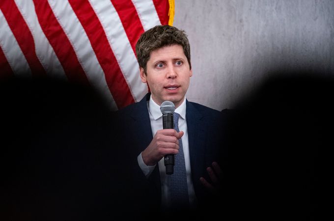 OpenAI с "Код Червено": Сам Алтман приоритизира ChatGPT пред другите проекти