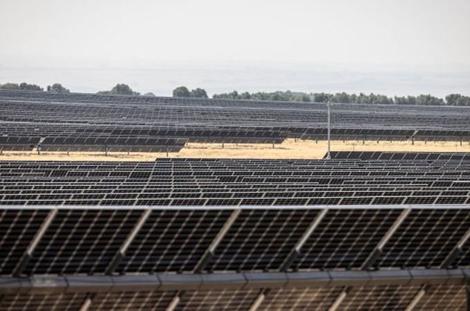 ВЕИ дял над 49% в ЕС: Растежът на зелената енергия в България