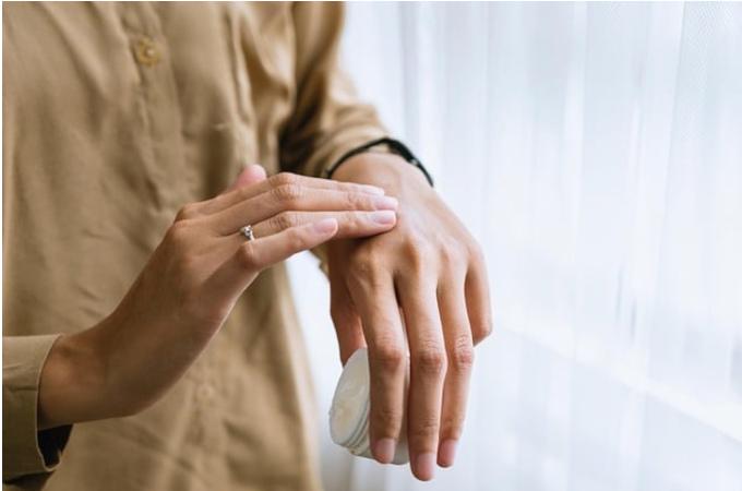 Какви са най-честите причини за чувствителна кожа и как да я успокоим?