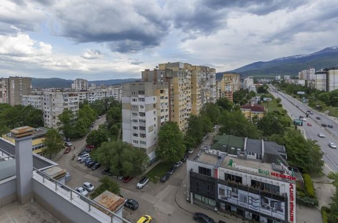 Анализ: Спад в строителството и ниски лихви движат имотния пазар у нас 