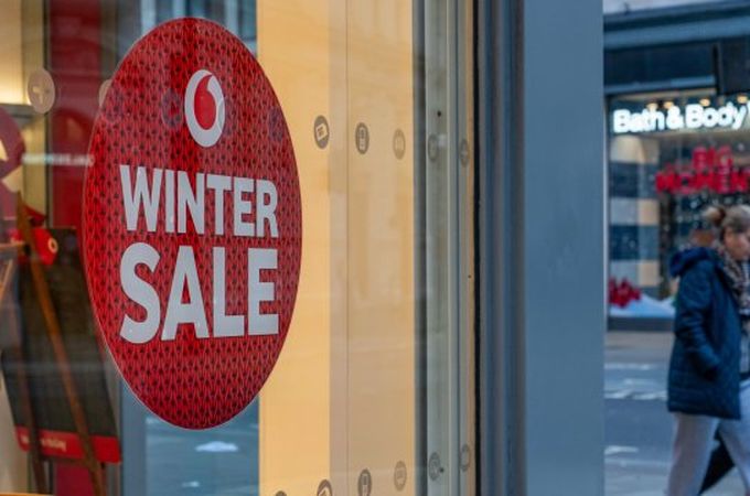 НСИ отчита лек месечен спад в търговията на дребно през ноември