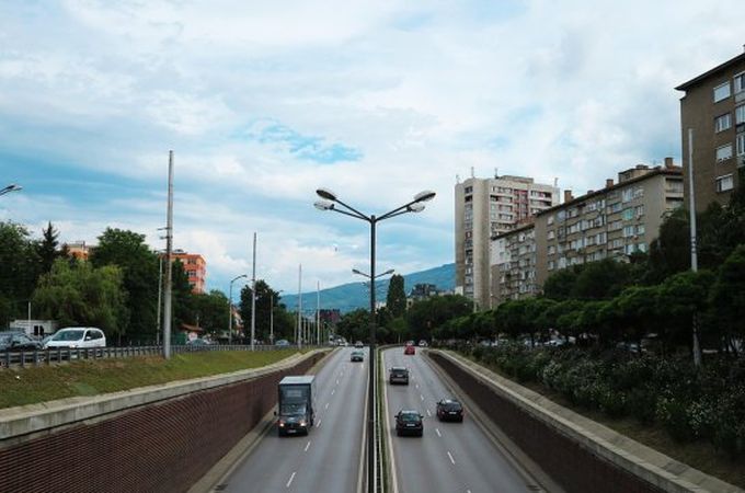 Автомобилният пазар в ЕС през 2025 г.: Минимален ръст и експанзия на хибридите