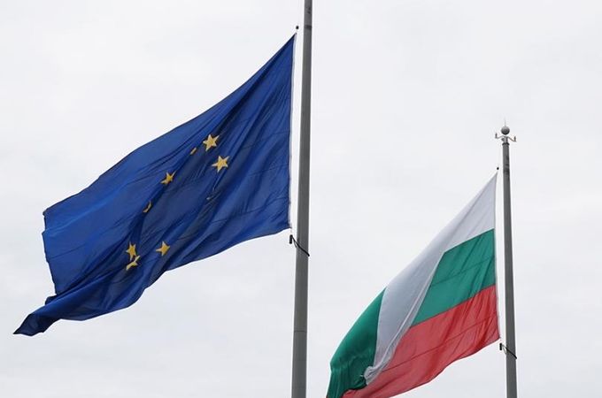 Клубът на богатите затваря. Ще метат.