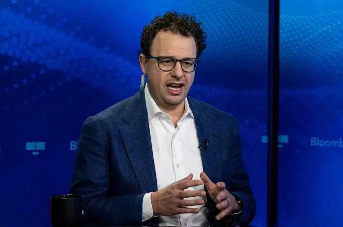 Anthropic залага на бизнес модел без реклами в директен сблъсък с OpenAI