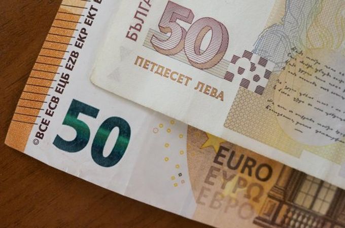 Средната заплата в България достигна 2678 лева в края на 2025 година