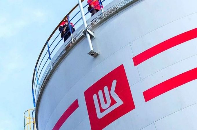 Спецов: Отказът от руски петрол не оскъпи горивата на „Лукойл Нефтохим“