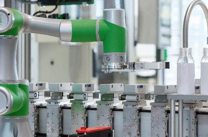 SE с технологията Lexium Cobot за промишлени предприятия