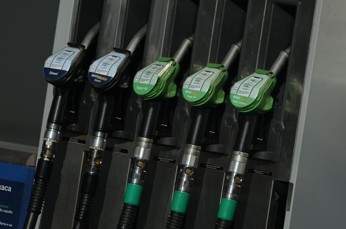 Стартират компенсациите от 20 евро за горива при стабилизиране на цените на дребно