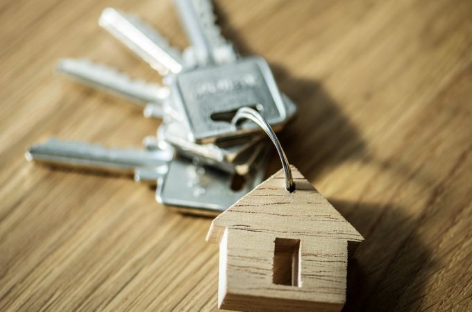 Инвестиционни фондове изкупуват цели сгради в България: Рискове за достъпността на имотите