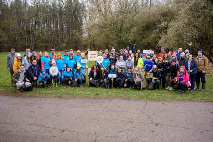 Служители на ОББ се включиха в почистването на река Какач и Северния парк в София като част от световната инициатива „Часът на Земята“
