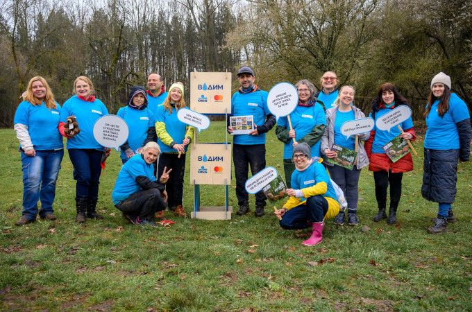 Служители на ОББ се включиха в почистването на река Какач и Северния парк в София като част от световната инициатива „Часът на Земята“