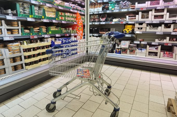 НАП и КЗП погват търговците заради необосновано поскъпване на храните