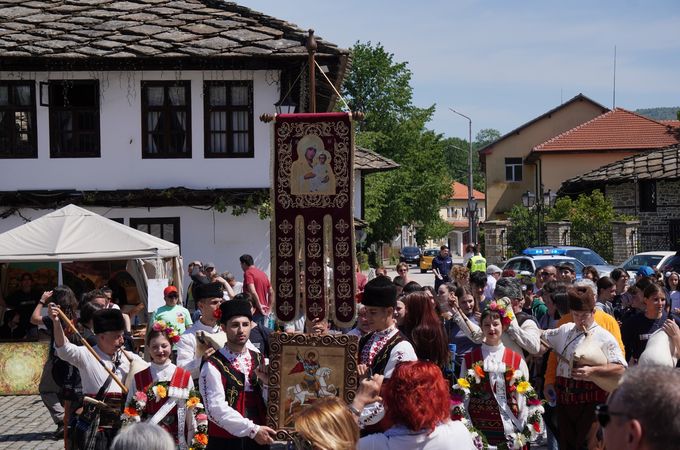 Мащабно шествие събира майсторите на дърворезбата за Гергьовден