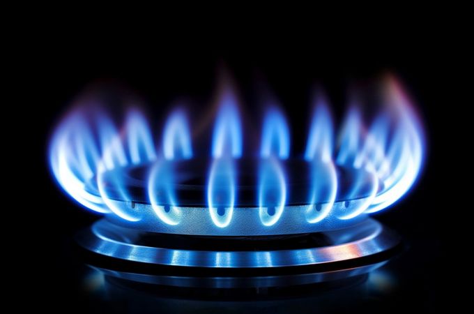 КЕВР утвърди цена на газа за май: Ръст от 5% при стабилно предимство