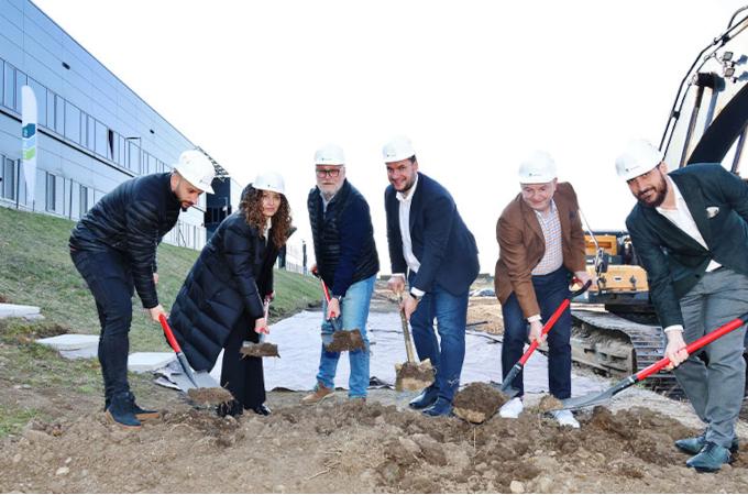 Конкурсът “Най-зелените компании в България 2026” на b2b Media отличи София Еърпорт Център ЕАД с награди в категорията “Зелен проект” и “Строителство, Недвижими имоти, Фасилити мениджмънт”. Така бизнес комплексът се завръща победоносно сред “зелените” лид