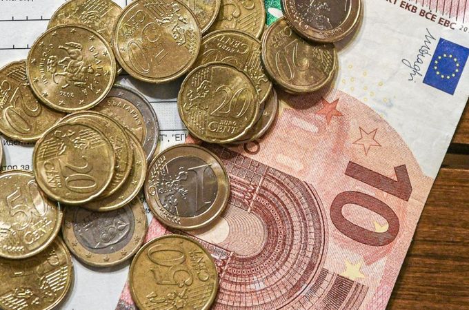 Бюджети на домакинствата: Основните разходи поглъщат близо 56% от доходите в България