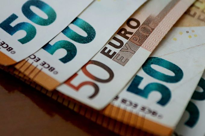 Правителството отпуска 50 евро еднократна помощ за 550 хиляди души заради скъпите горива