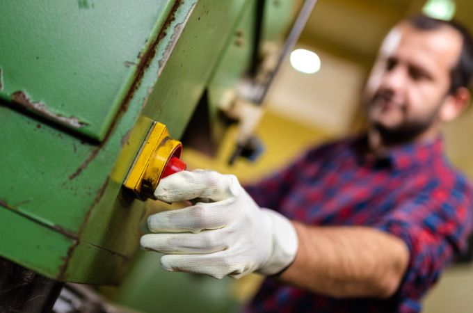 Промишленото производство у нас отбелязва скромен ръст от 0,7% през август